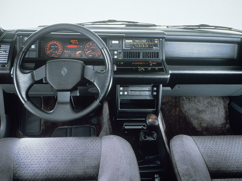 RENAULT 21 TURBO - La chasse aux allemandes.