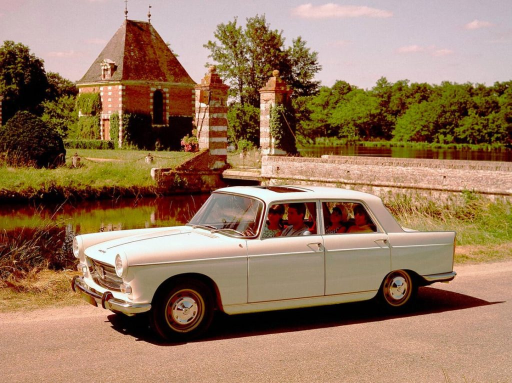 PEUGEOT 404 (berline et break) - Une lionne à l'américaine.