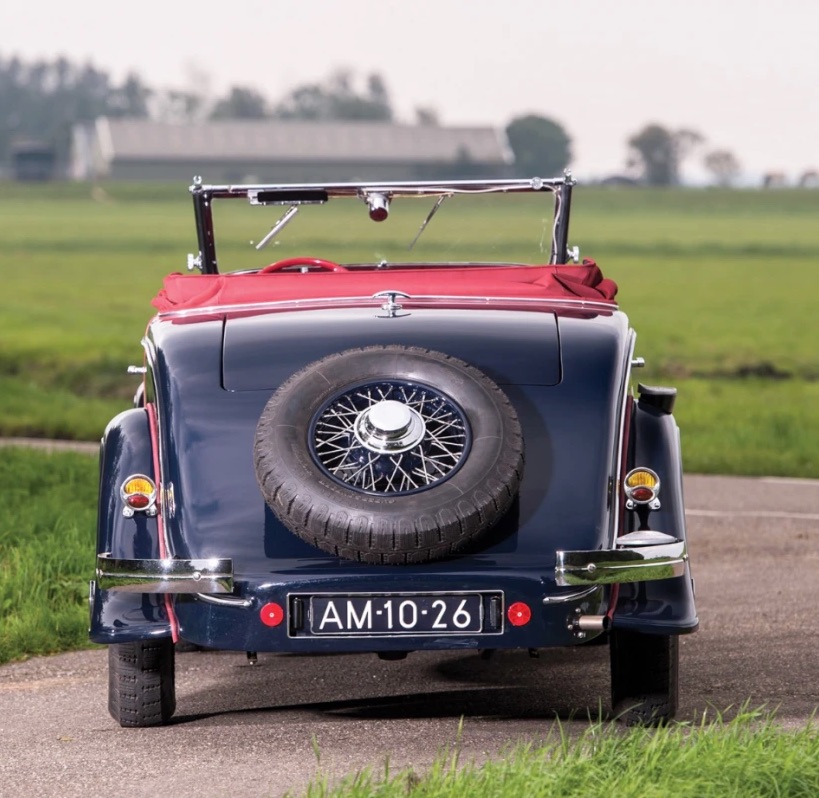 PEUGEOT 601 - La lionne infortunée.