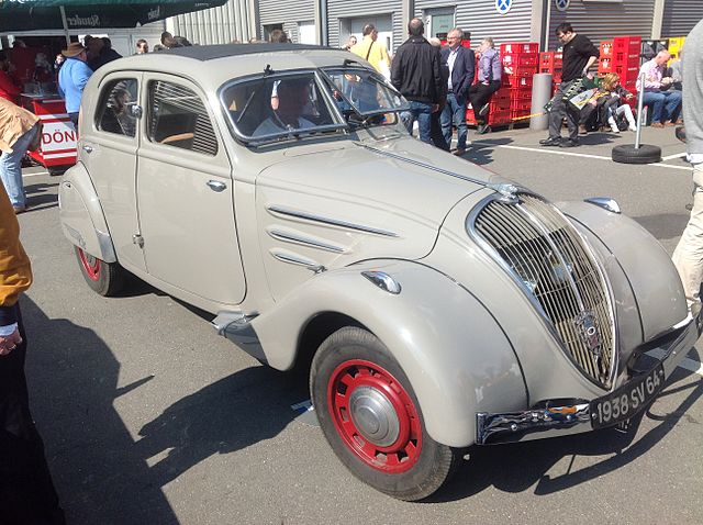 PEUGEOT 302 et 402 - Révolution esthétique à Sochaux.