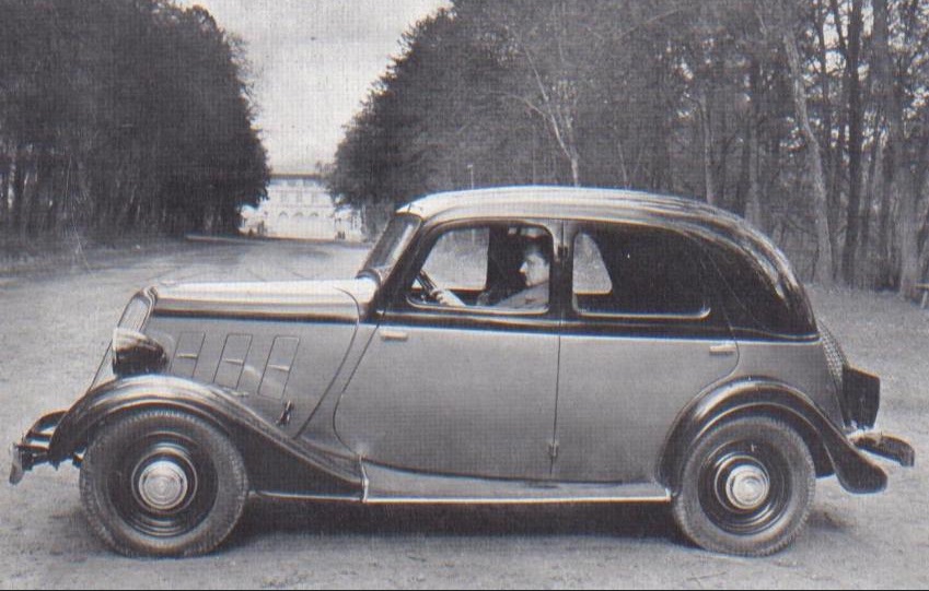 RENAULT CELTAQUATRE - Losange contre Chevrons.