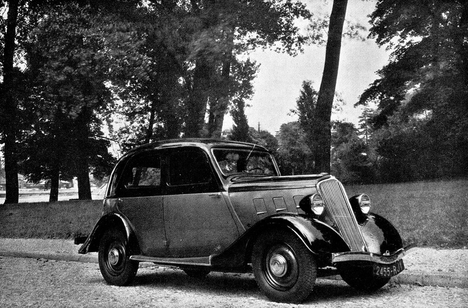 RENAULT CELTAQUATRE - Losange contre Chevrons.