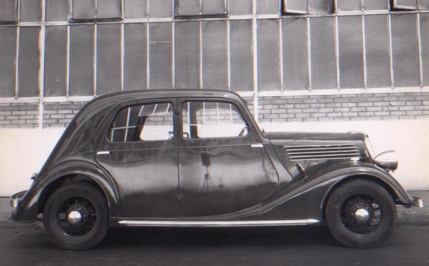 RENAULT CELTAQUATRE - Losange contre Chevrons.